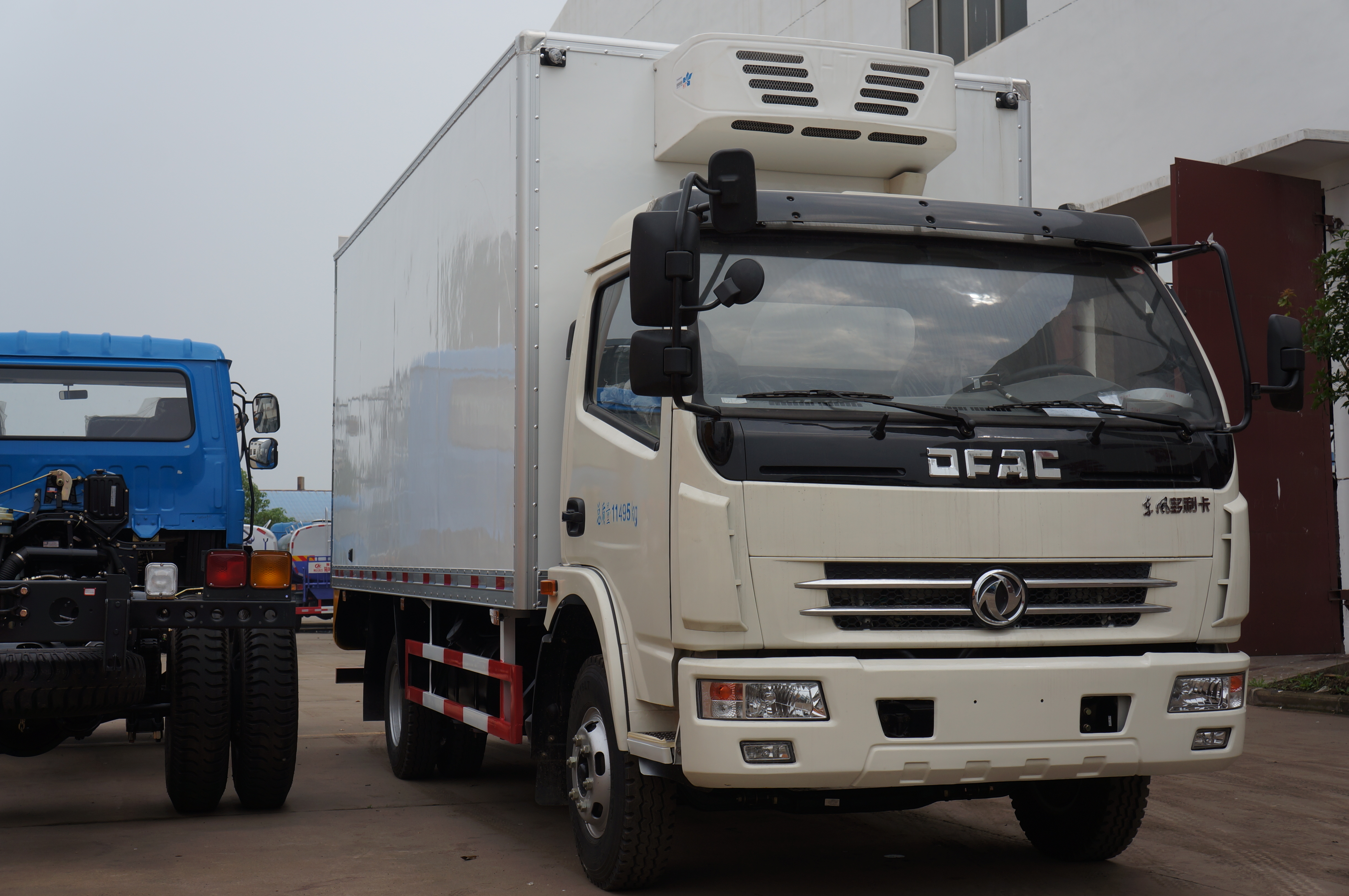 Dongfeng 4*2 Refrigerated Cooling Van Truck 3tons for Sale