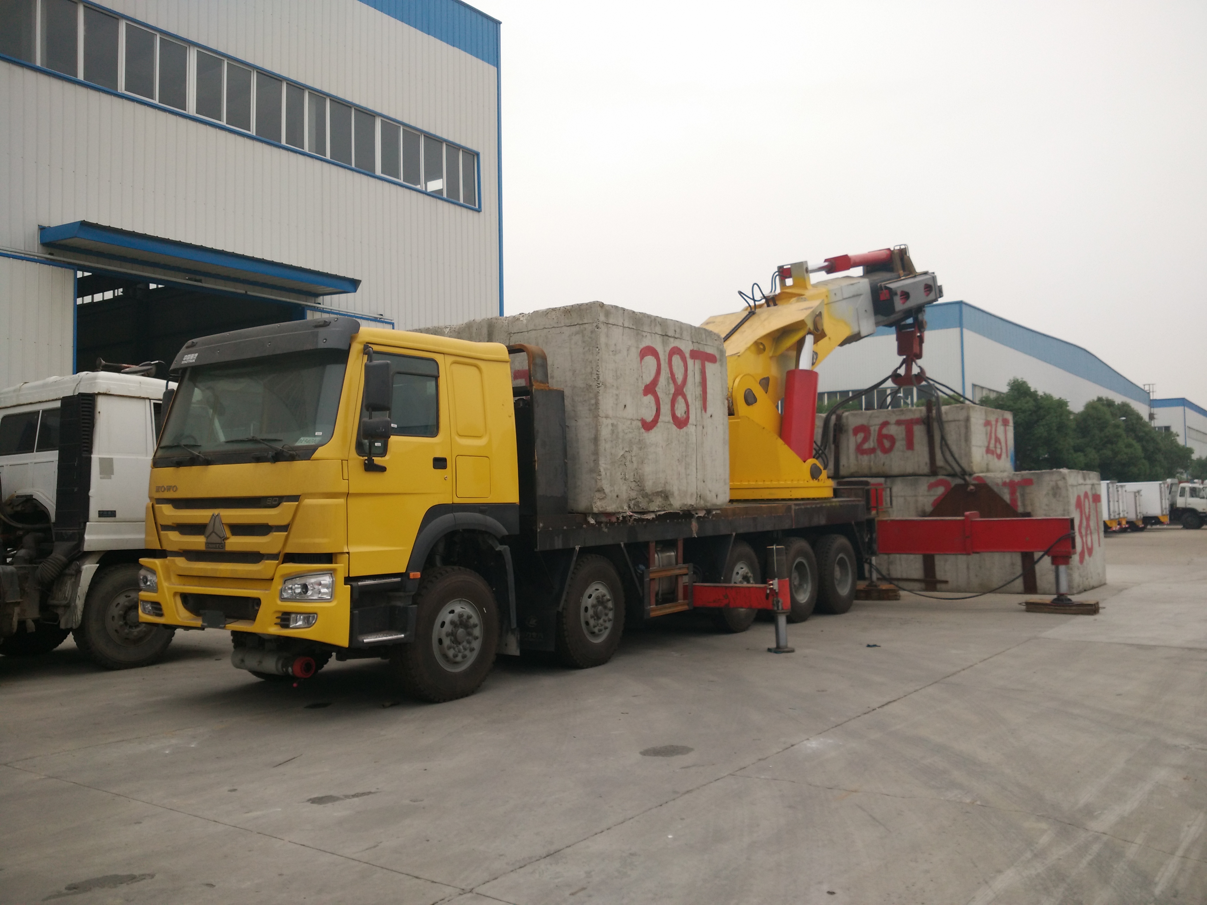 200 mt heavy duty crane mounted on sinotruk.jpg
