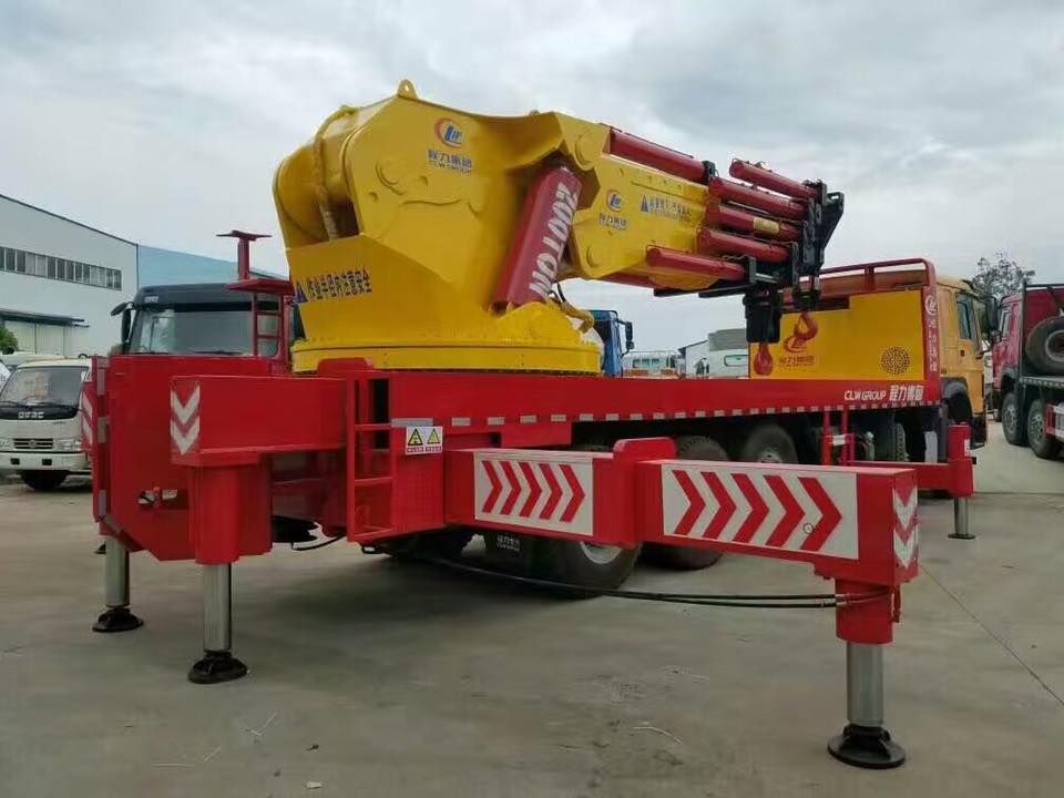 CLW Heavy duty truck with crane 