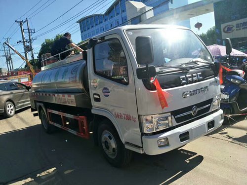 Dongfeng 5cbm LHD 4*2 70hp milk tank truck