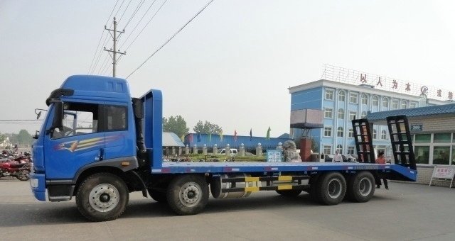 CLW Manufacturer Sinotruk 336 HP 8X4 Flatbed Transportation Truck
