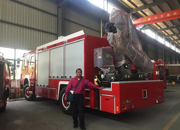 Customers from Micronesia visited ChengLi to inspect fire truck