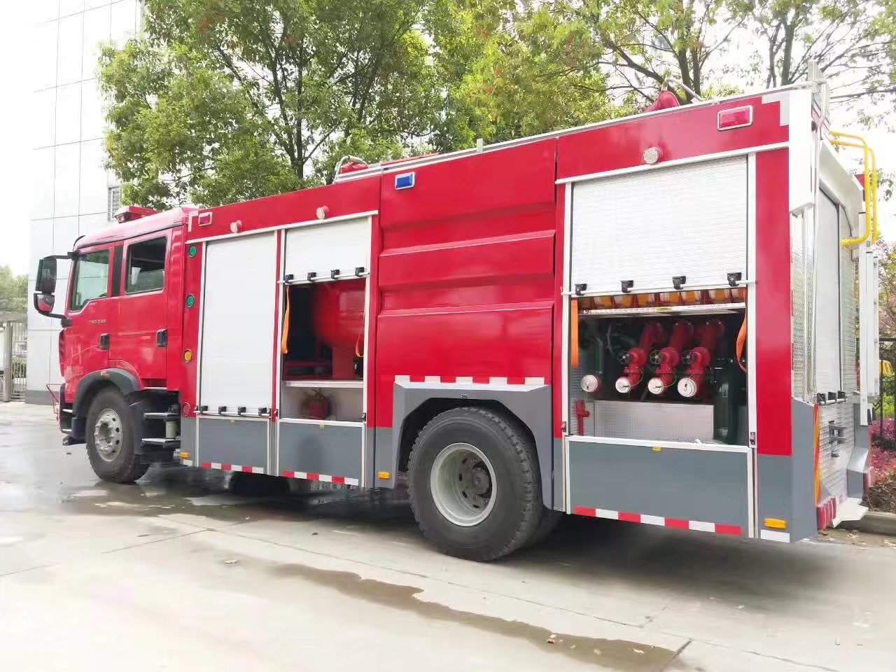 SINOTRUK HOWO 4X2 6m3 98hp Water And Foam Fire Fighting Truck