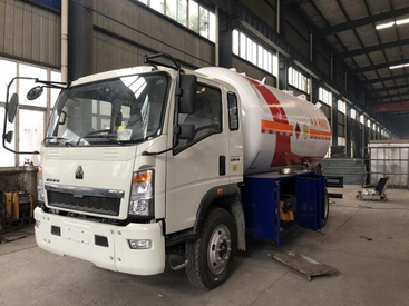 CLW 15000L LPG Gas Tanker Truck HOWO 4X2 7tons Propane Gas Bobtail Tanker 15M3