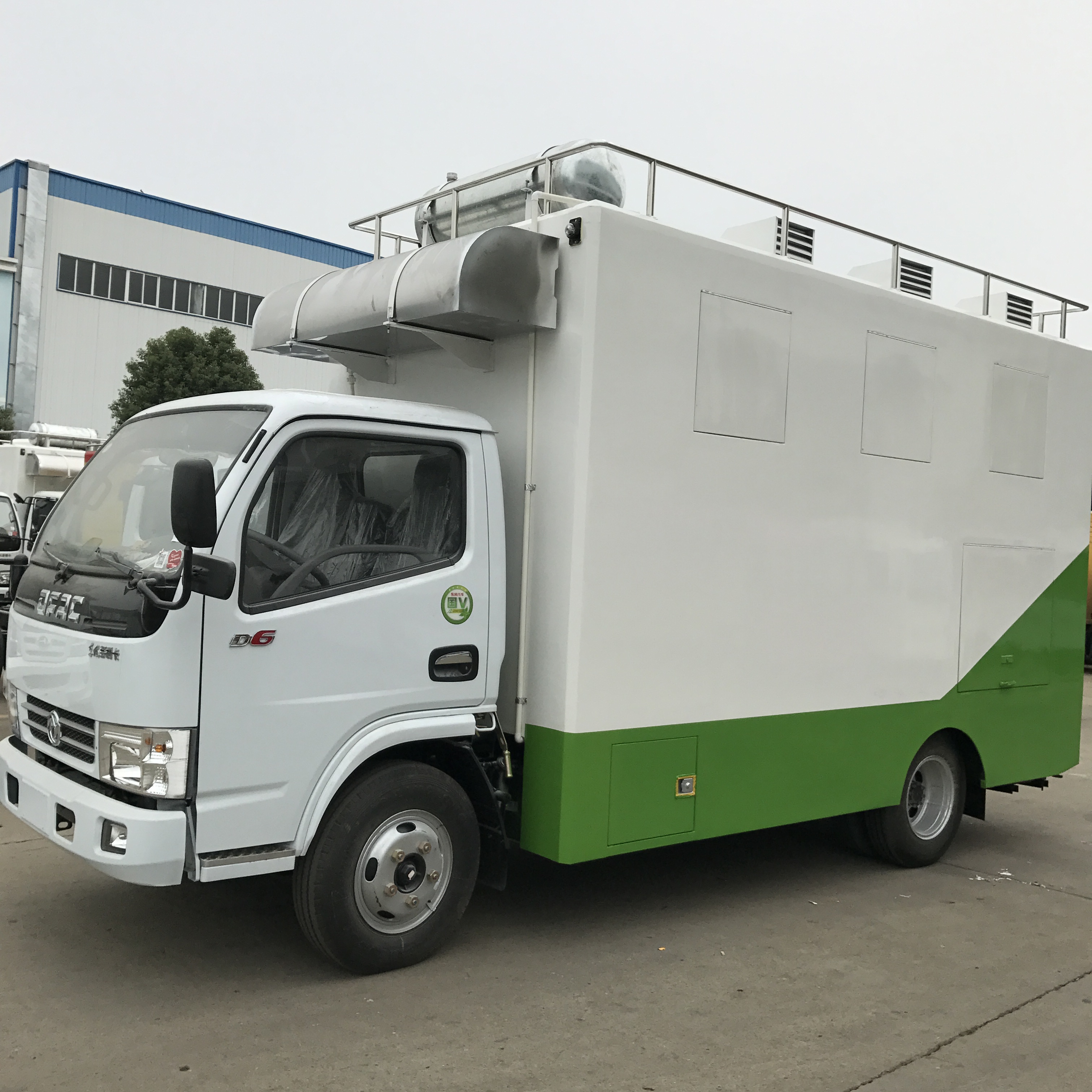 Dongfeng 3300 Mm Wheelbase Box Van with Kitchen Equipment Food Truck for Sale