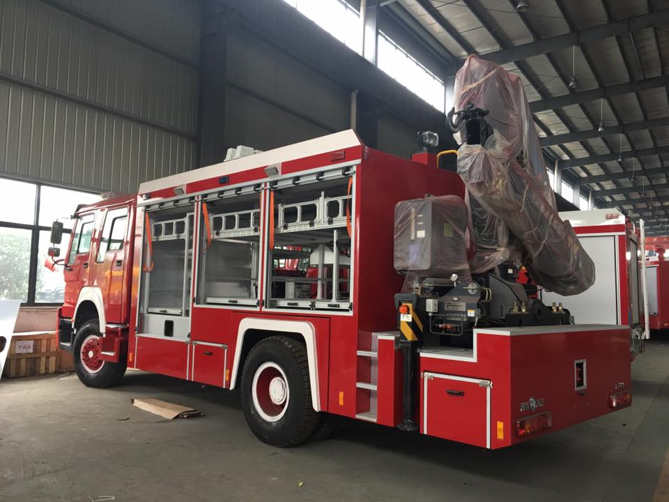 4*2 Diesel Rescue Fire Truck With Crane Emergency Fire Fighting Truck 